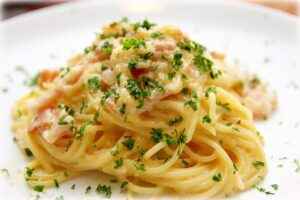 Knoblauch Spaghetti mit Bratspeck Rezept